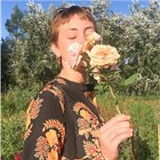 Soy diseñadora textil. He sido profesora en la universidad donde estudié. Soy una apasionada del arte en todas sus formas. Me interesa transmitirle eso a mis alumnos.